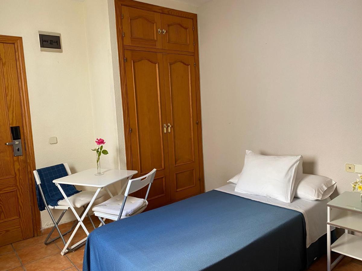 Hostal Moscatel Malaga Bagian luar foto